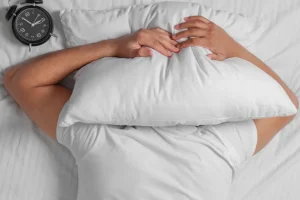Ένας στους 3 δεν κοιμάται καλά: Πώς αντιμετωπίζεται η αϋπνία – Τα λάθη που κάνουμε στο κρεβάτι