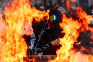 Αλβανία: Επεισόδια στα Τίρανα σε διαδήλωση φοιτητών κατά του Ράμα – Φωτιές, μολότοφ και δακρυγόνα