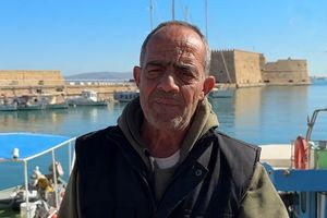 “Εμείς θα πεινάσουμε, κι εσείς δεν θα έχετε ψάρια να φάτε…!” – Απελπισμένοι οι αλιείς στο Ηράκλειο κρεμούν μαύρες σημαίες στα καΐκια και παραδίδουν τις άδειες τους!