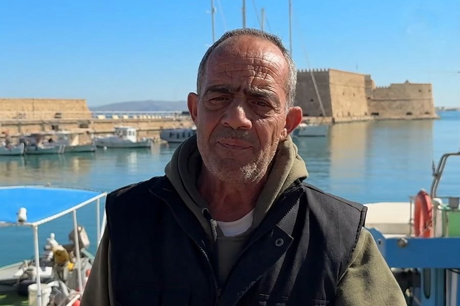 “Εμείς θα πεινάσουμε, κι εσείς δεν θα έχετε ψάρια να φάτε…!” – Απελπισμένοι οι αλιείς στο Ηράκλειο κρεμούν μαύρες σημαίες στα καΐκια και παραδίδουν τις άδειες τους!
