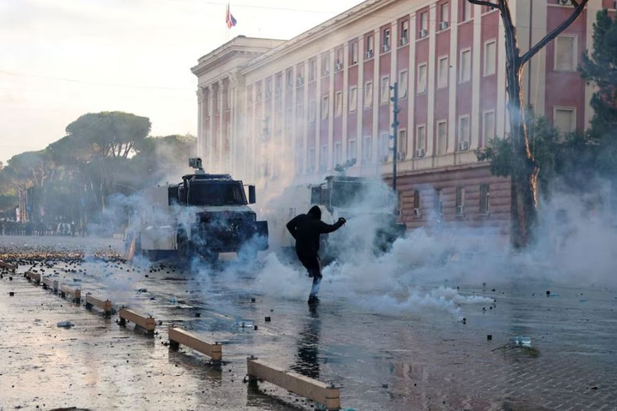 Αλβανία: Σκηνές χάους στις διαδηλώσεις εναντίον του Ράμα – Πολιορκείται για 5η ημέρα το υπουργείο Παιδείας – Δείτε βίντεο
