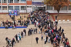 Εκλογές στη Σερβία: Καταγγελίες για παρατυπίες, επεισόδια και ισχυρή παρουσία των δυνάμεων καταστολής στο Βελιγράδι