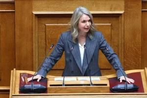 Μιλένα Αποστολάκη: “Πράσινο φως” από την κυβέρνηση στις τράπεζες για κλείσιμο καταστημάτων και ΑΤΜ