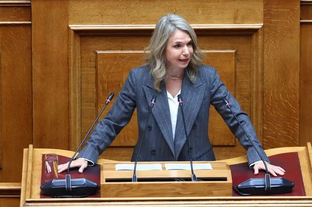 Μιλένα Αποστολάκη: “Πράσινο φως” από την κυβέρνηση στις τράπεζες για κλείσιμο καταστημάτων και ΑΤΜ