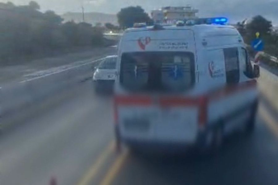 «Ήσασταν κι εσείς μέρος της προσπάθειας να σωθεί μια ζωή»: Το συγκινητικό «ευχαριστώ» γιατρού σε οδηγό που έκλεισε το δρόμο για να περάσει ασθενοφόρο (pics&vid)
