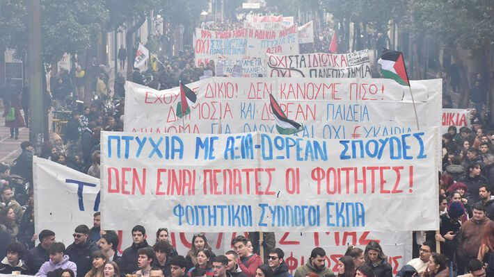 Μονταζιέρα και προληπτική ενοχοποίηση: Πώς το Μαξίμου “ράβει” κουστούμια στους διοργανωτές των πορειών! – Η στρατηγική του κυβερνητικού αναχώματος: Ψειρίζουν δηλώσεις για να βγάλουν “εμπρηστές» – Το success story του “αύριο” σκοντάφτει στην επιβίωση του “σήμερα”!