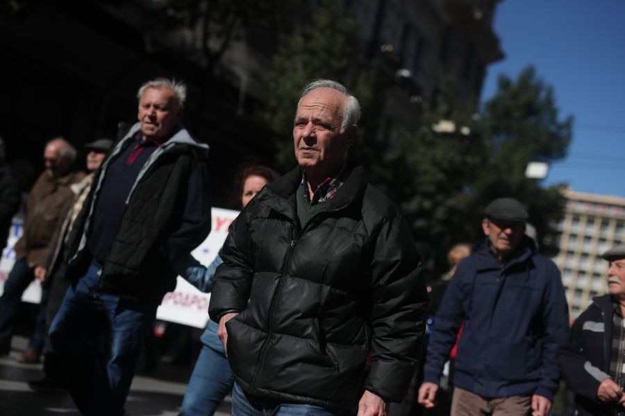 Συντάξεις 2027: Αυξήσεις 14 ευρώ μεικτά πριν τα Χριστούγεννα και επίδομα 400 ευρώ – Με το σταγονόμετρο η στήριξη στους συνταξιούχους