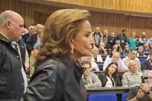 «Κλείστο το στόμα σου, πουλάκι μου, κλείστο» – Έξαλλη η Ντόρα Μπακογιάννη με γυναίκα που τη διέκοψε ενώ μιλούσε (vid)