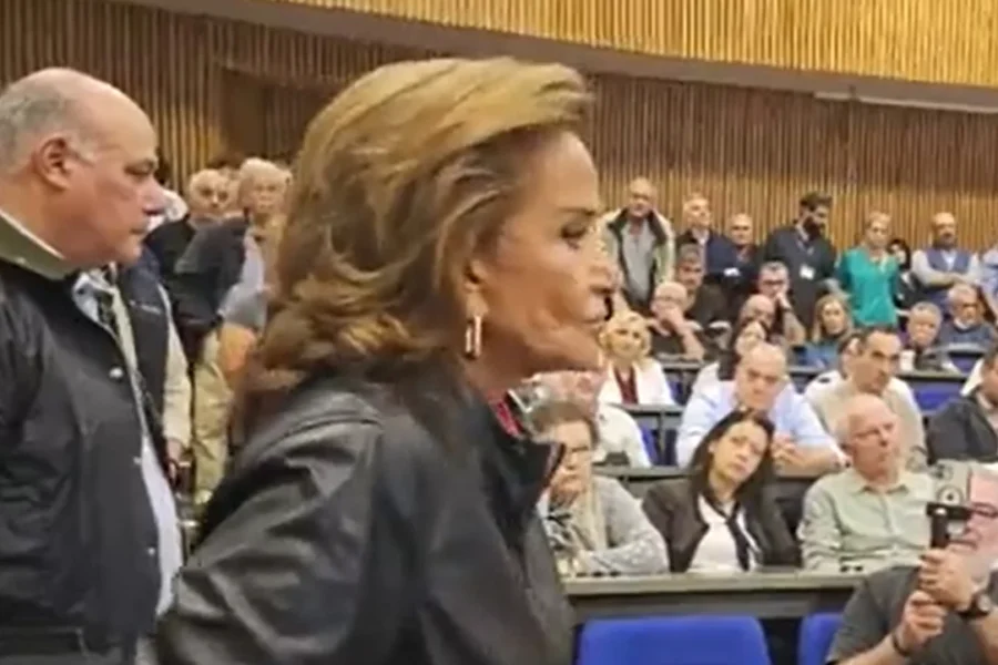 «Κλείστο το στόμα σου, πουλάκι μου, κλείστο» – Έξαλλη η Ντόρα Μπακογιάννη με γυναίκα που τη διέκοψε ενώ μιλούσε (vid)