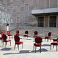Σόου Ράμα με… καρέκλες έξω από το γραφείο του: Ζητά διάλογο ενώ χαρακτηρίζει «εξτρεμιστές» τους μαθητές – Εκπαιδευτικοί στο πλευρό των διαδηλωτών
