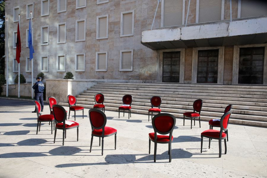 Σόου Ράμα με… καρέκλες έξω από το γραφείο του: Ζητά διάλογο ενώ χαρακτηρίζει «εξτρεμιστές» τους μαθητές – Εκπαιδευτικοί στο πλευρό των διαδηλωτών