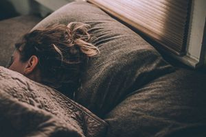 Αυτό είναι το φρούτο που προτείνουν οι ειδικοί να τρώτε το βράδυ για έναν ποιοτικό ύπνο