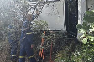 Χίος: Απεγκλωβισμός οδηγού από αυτοκίνητο που έπεσε στο κενό