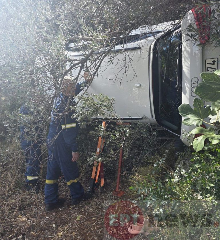 Χίος: Απεγκλωβισμός οδηγού από αυτοκίνητο που έπεσε στο κενό
