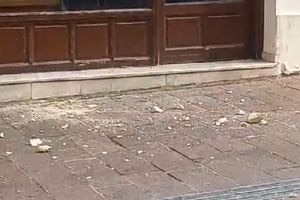 Χανιά: Από θαύμα γλίτωσαν μητέρα και μωρό στη Χάληδων – Έπεσαν κομμάτια κτιρίου στον δρόμο (φωτό)
