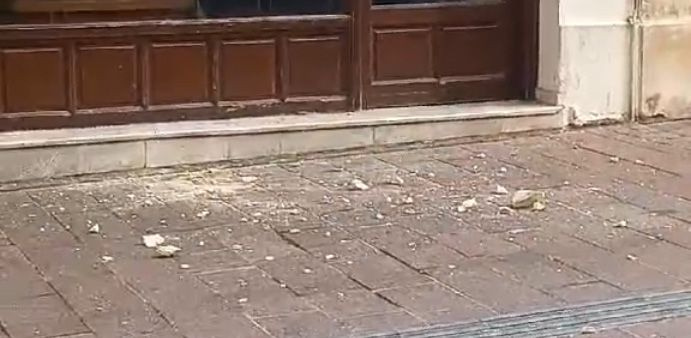 Χανιά: Από θαύμα γλίτωσαν μητέρα και μωρό στη Χάληδων – Έπεσαν κομμάτια κτιρίου στον δρόμο (φωτό)