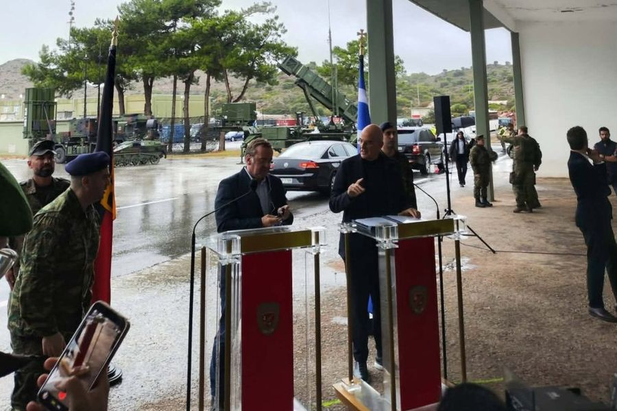 Στο Πεδίο Βολής Κρήτης Δένδιας και Πιστόριους: Δυνατότητα μετάβασης από την απλή συνεργασία στην κοινή παραγωγή αμυντικών συστημάτων