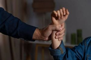 Εφιάλτης για νεαρή γυναίκα – Ξέφυγε από τον σύντροφό της και έτρεξε στο Αστυνομικό Μέγαρο Χανίων για να σωθεί