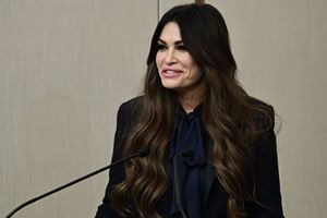 Κίμπερλι Γκιλφόιλ: Η άνοδος, η πτώση και τα νυχτοπερπατήματα – Το παρασκήνιο της θητείας στην Αθήνα από τους NYT