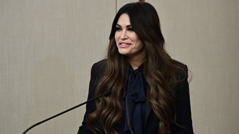 Κίμπερλι Γκιλφόιλ: Η άνοδος, η πτώση και τα νυχτοπερπατήματα – Το παρασκήνιο της θητείας στην Αθήνα από τους NYT