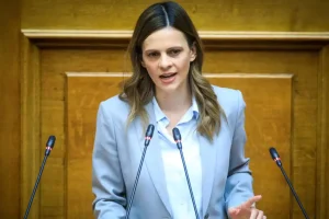 Η Έφη Αχτσιόγλου γράφτηκε στην ΕΛΑΣ του Αλέξη Τσίπρα on camera: «Άντε και σε καλή μεριά»