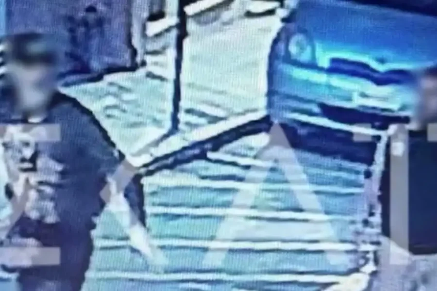 Παράνομοι “κατ’ επάγγελμα” πίσω από το παρανάλωμα της Πλάκας: Οι φωτογραφίες – ντοκουμέντο με τους 3 κλέφτες χαλκού