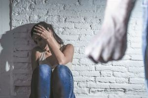 Έμφυλης βία: Τα σημάδια μιας κακοποιητικής σχέσης πριν από τη σωματική βία
