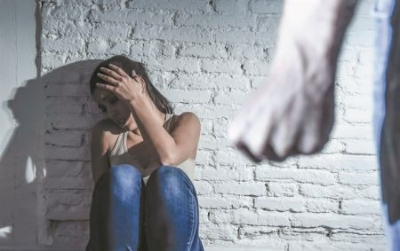 Έμφυλης βία: Τα σημάδια μιας κακοποιητικής σχέσης πριν από τη σωματική βία
