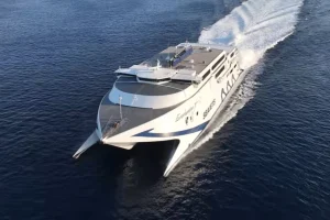 Φωτιά σε φορτηγό μέσα στο γκαράζ πλοίου εν πλω προς τη Σύρο – Δεν κινδύνευσαν επιβάτες