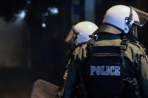 Επεισόδια στα Εξάρχεια τα ξημερώματα με πέτρες κατά πυροσβεστών που πήγαν να σβήσουν φωτιά σε κάδους, δύο συλλήψεις