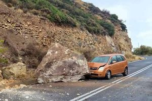 Παρ’ ολίγον τραγωδία στα Φέρμα Ιεράπετρας: Βράχος αποκολλήθηκε λόγω κακοκαιρίας και καταπλάκωσε αυτοκίνητο