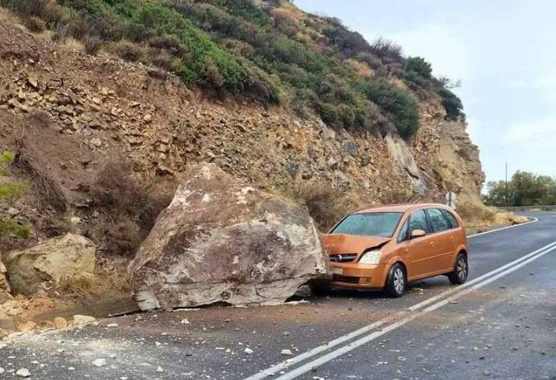 Παρ’ ολίγον τραγωδία στα Φέρμα Ιεράπετρας: Βράχος αποκολλήθηκε λόγω κακοκαιρίας και καταπλάκωσε αυτοκίνητο