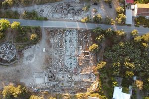 Αρχαιολογική ανακάλυψη στη Μεσσαρά: Μαυσωλείο με πολλαπλές ταφές 1.500 ετών στη Μητρόπολη – Αποκαλύφθηκε αγωγός που τεκμηριώνει το επισκοπικό Βαπτιστήριο (pics)