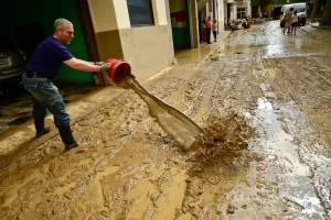 Η Βαλένθια ξαναβουλιάζει στα λασπόνερα – Κατακλυσμιαίες βροχές έσπειραν το θάνατο στην Ισπανία
