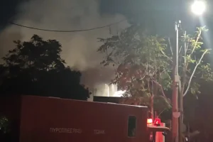 Αιγάλεω: Φωτιά κατέστρεψε ολοσχερώς βαφείο – «Ακούσαμε ένα μπαμ και είδαμε φλόγες και καπνούς»