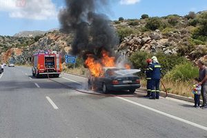Συναγερμός στον ΒΟΑΚ: ΙΧ τυλίχθηκε στις φλόγες