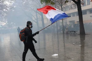 Χάος ξανά στη Γαλλία: Επεισόδια και συγκρούσεις με μολότοφ και δακρυγόνα – Εκατοντάδες χιλιάδες οι διαδηλωτές στο Παρίσι