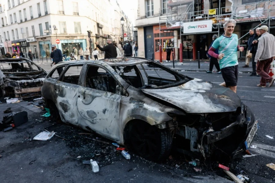 Σε σοκ η Γαλλία μετά τη νύχτα του χάους: Φλεγόμενα δημαρχεία, ταραξίες κοντά στο Ελιζέ και ο Μακρόν αντιμέτωπος με πολιτικό σεισμό