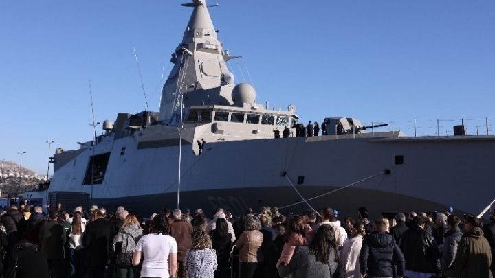Η στιγμή που δένει στο λιμάνι της Θεσσαλονίκης η φρεγάτα «Κίμων»