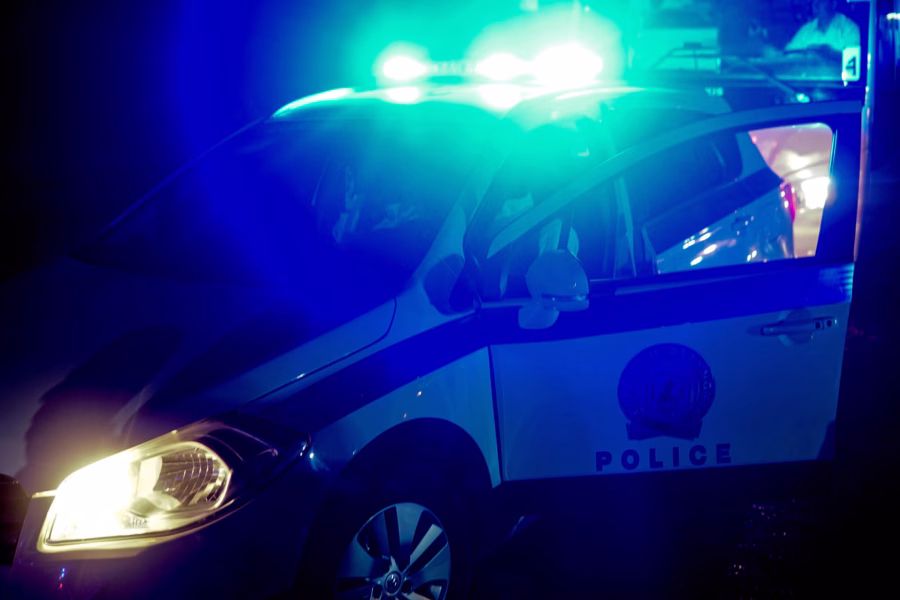 Λαύριο: Μαχαίρωσε την πρώην του και τον νυν σύνροφό της μπροστά στα μάτια των παιδιών τους, ηλικίας μόλις 2 και 3 ετών