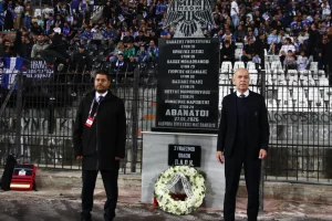 Ελλάδα – Γερμανία: Στεφάνι στη μνήμη των θυμάτων των Τεμπών κατέθεσε η ΕΠΟ