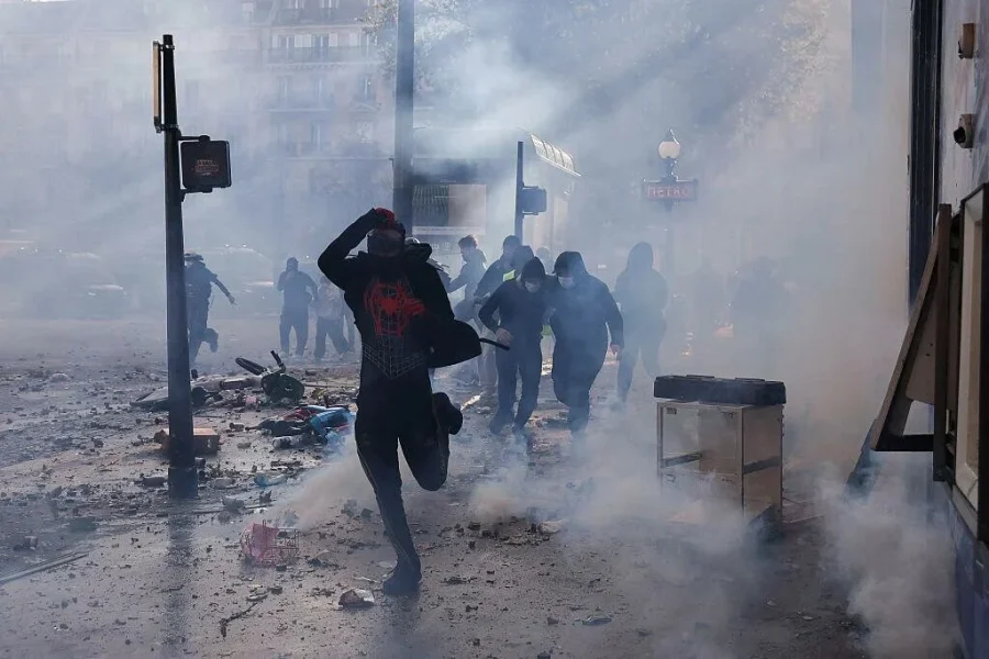 Διαδηλώσεις στη Γαλλία: Υπό κλοιό προστασίας δημόσια κτίρια – 70.000 αστυνομικοί στους δρόμους