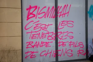 «Bismillah, c’est les ténèbres» – Τι σημαίνει το σύνθημα στη Γαλλία που κάνει τον γύρο της Ευρώπης