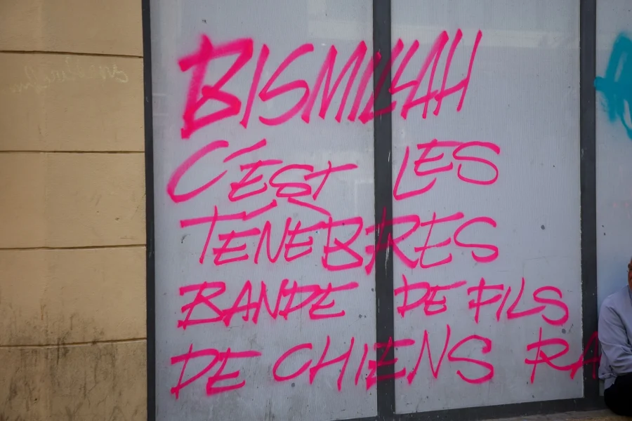«Bismillah, c’est les ténèbres» – Τι σημαίνει το σύνθημα στη Γαλλία που κάνει τον γύρο της Ευρώπης
