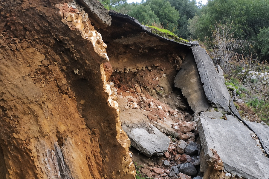 Αβδού: Προσοχή – Υποχώρησε η γέφυρα στις Λινές