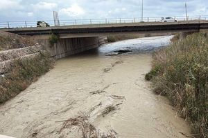 Συναγερμός σε Μαλάδες και Φοινικιά – Φουσκώνει επικίνδυνα ο Δρακουλιάρης ( pics & vid)