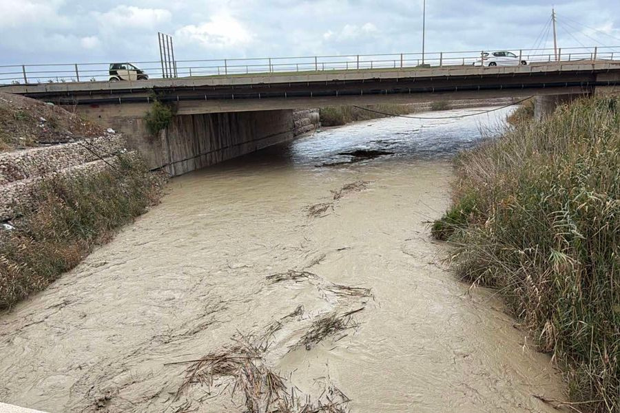Συναγερμός σε Μαλάδες και Φοινικιά – Φουσκώνει επικίνδυνα ο Δρακουλιάρης ( pics & vid)
