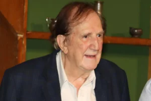 Ο Γιώργος Κωνσταντίνου έγινε 92 ετών: Η Φίνος Φιλμ του ευχήθηκε με ένα αφιέρωμα στην ταινία «Ξύπνα Βασίλη»