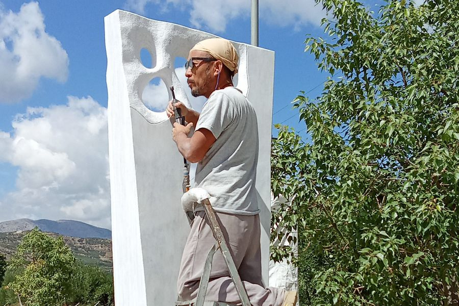 Yang Liu στην «Π»: «Είναι τιμή για μένα, να συνδέω το γλυπτό μου με την Κρήτη»