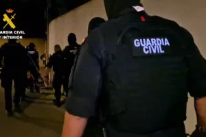 Εξαρθρώθηκε κύκλωμα πορνείας στην Ίμπιζα: Ψάρευαν νεαρά κορίτσια, τους έταζαν δουλειά και τα εξέδιδαν